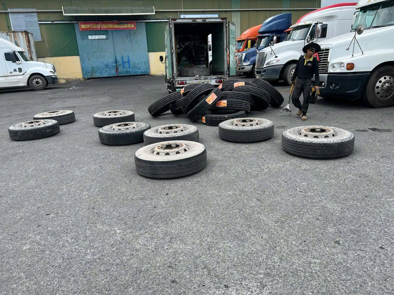 DỊCH VỤ THAY LỐP XE Ô TÔ LƯU ĐỘNG KHU VỰC THỦ DẦU MỘT - BÌNH DƯƠNG